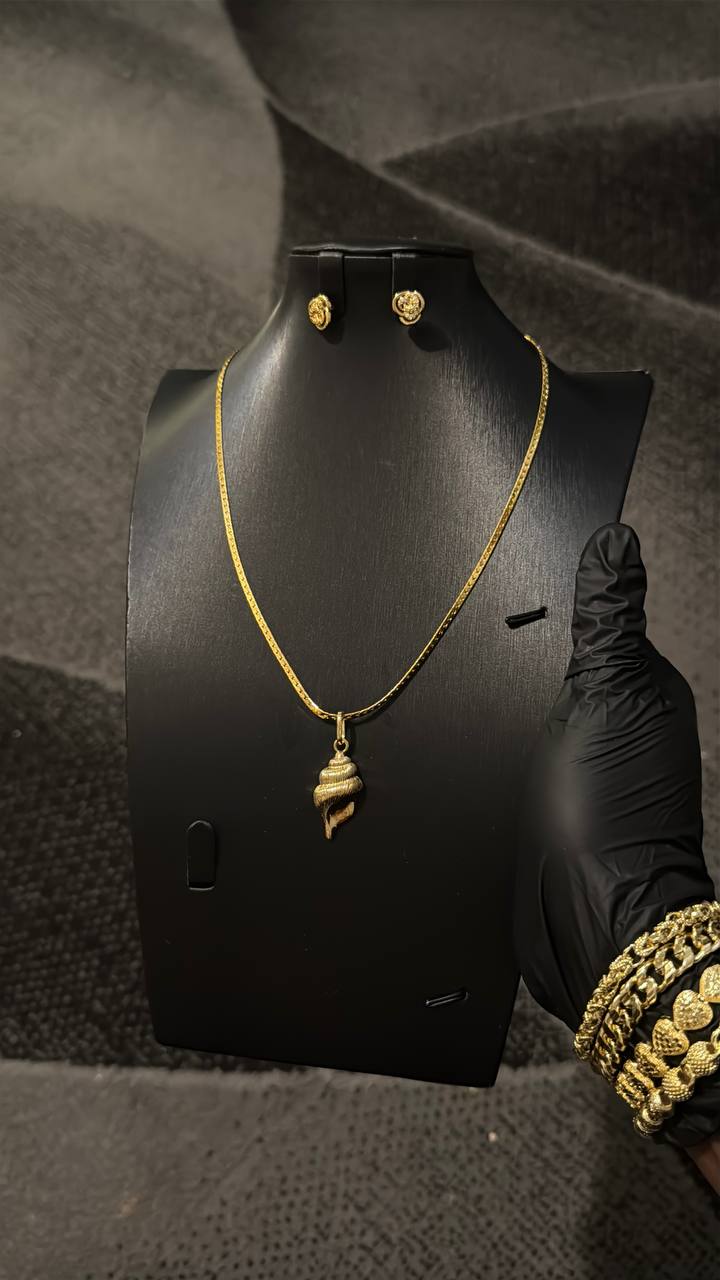 Seashell Pendant Necklace