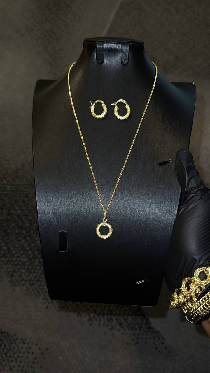 Minimalist Circle Pendant Necklace Set Gold Lookalike
