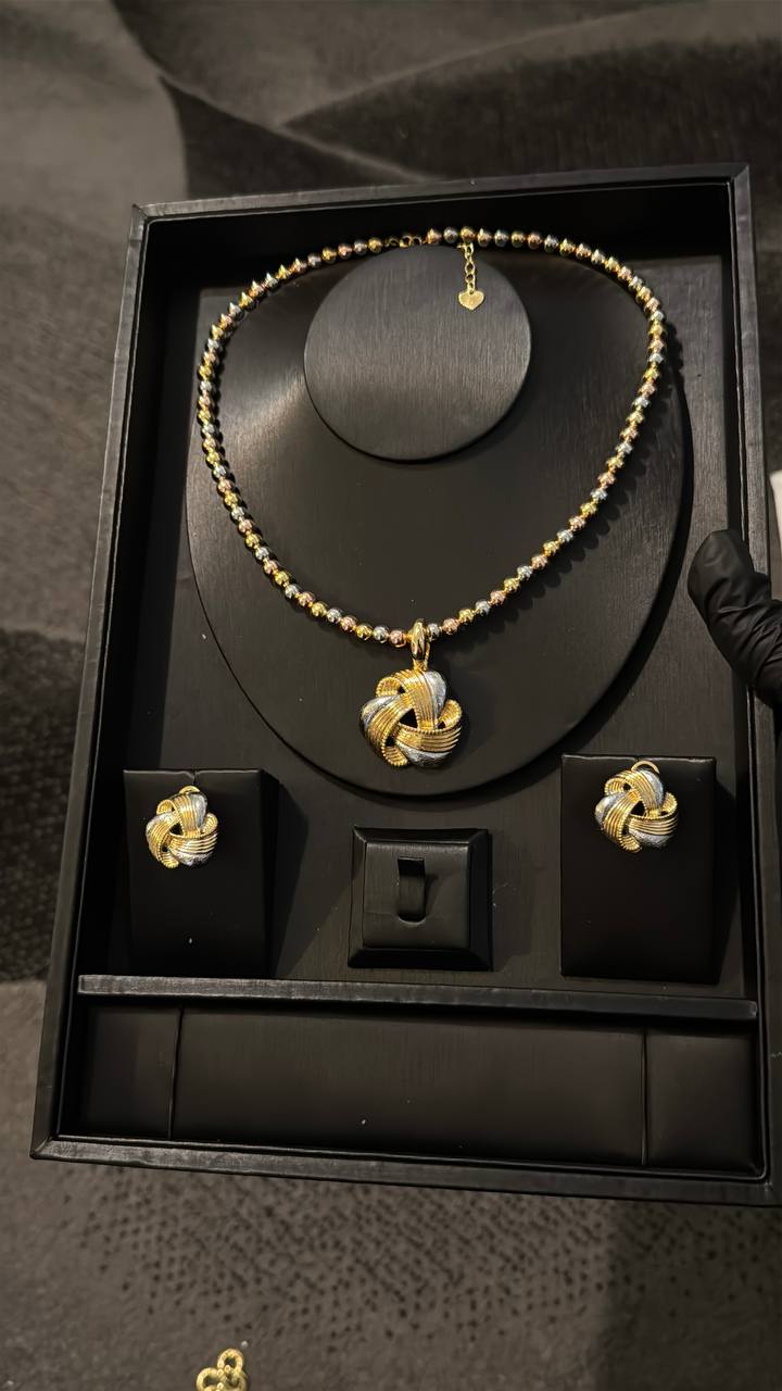 Golden Trinity Knot Jewelry Set