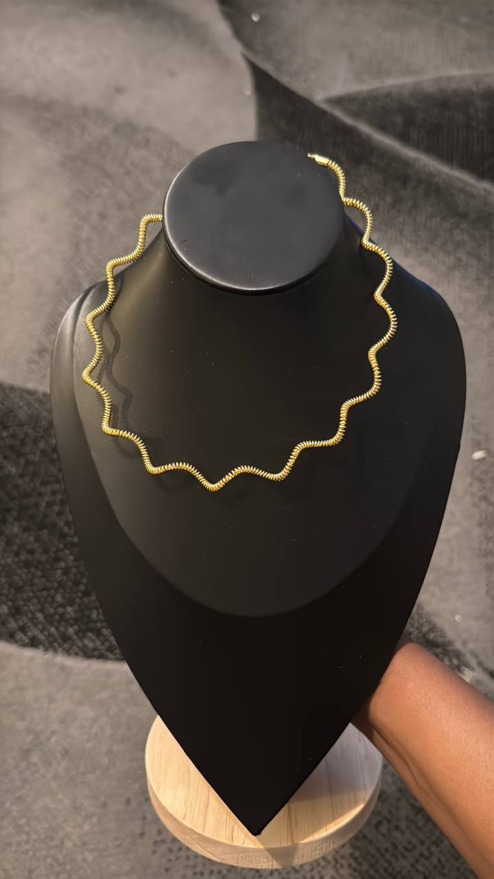 Elegant Wavy Gold Chain Necklace
