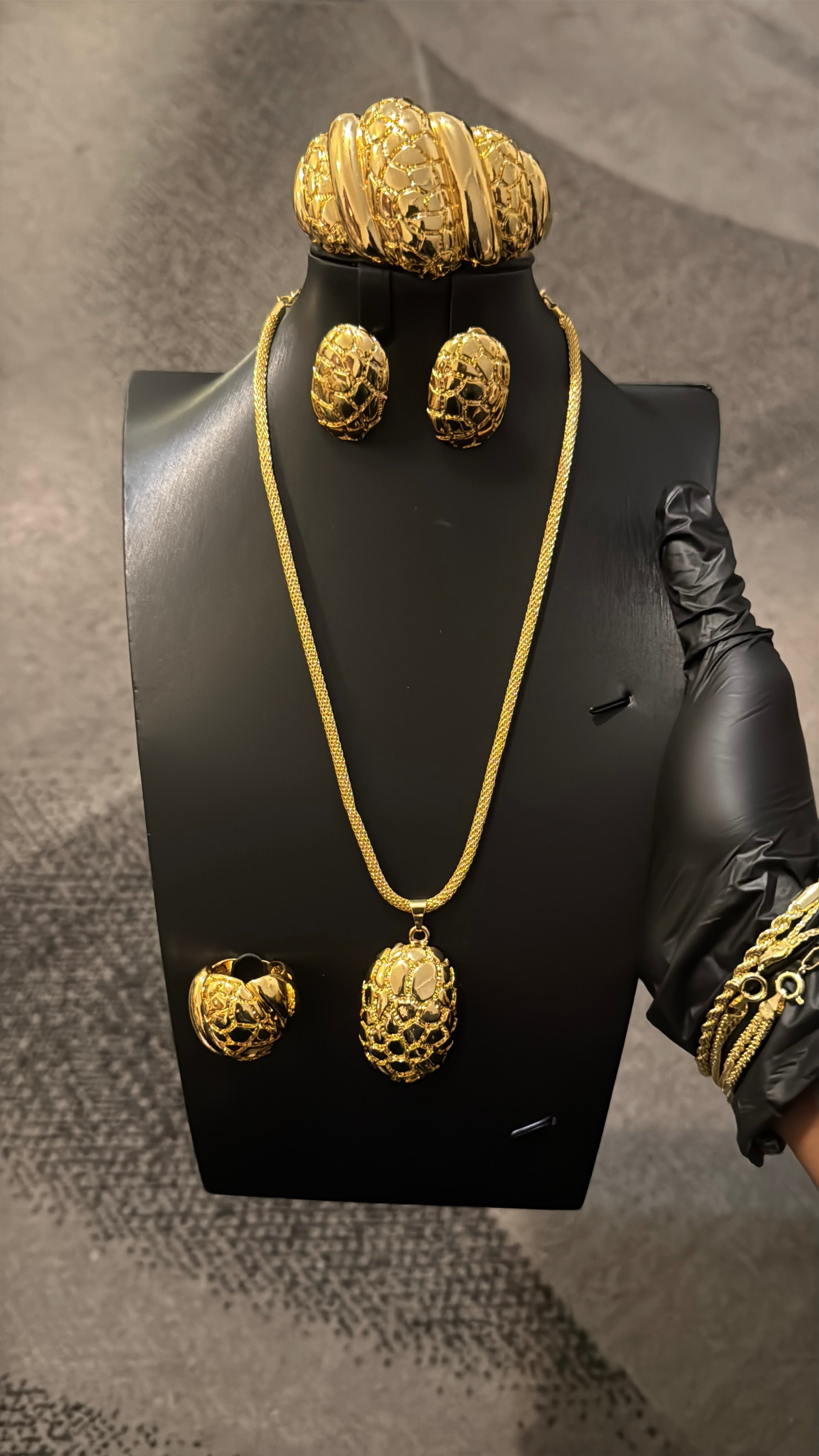 Imperial Oval Gold Jewelry Set